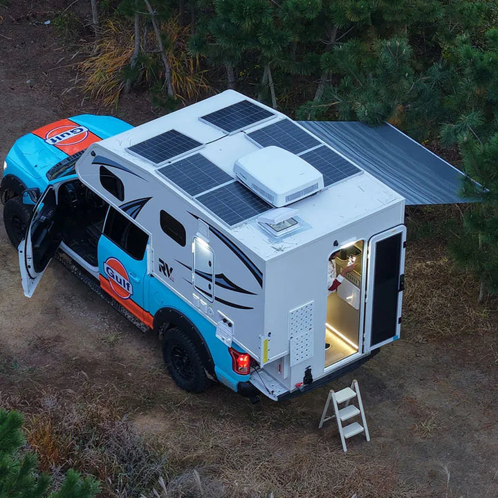Moderner Wohnmobil-Camper zum Aufsetzen in Pick-up 4x4 Offroad Truck Camper