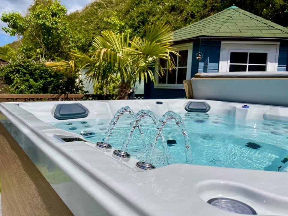 Luxury Outdoor Swimming Massage Spa HotTub with Hydrotherapy Jets