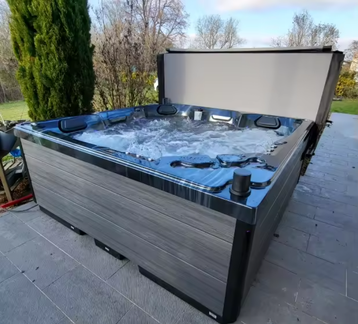 Luxury Outdoor Swimming Massage Spa HotTub with Hydrotherapy Jets