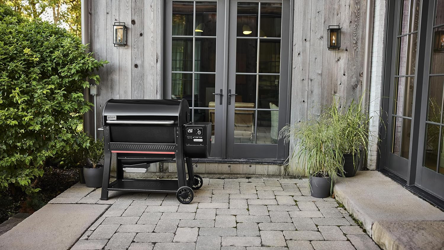 Searwood™ XL 600 Wood Pellet Smoker Grill, 36 Inches – Wi‑Fi & Bluetooth‑Enabled Outdoor Grill for Smoking, Searing, Rapid React PID & Cooking up to 600°F, Black