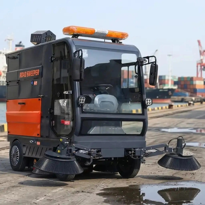New Certified All Weather Dust Suppression System Road Sweeper Cleaner
