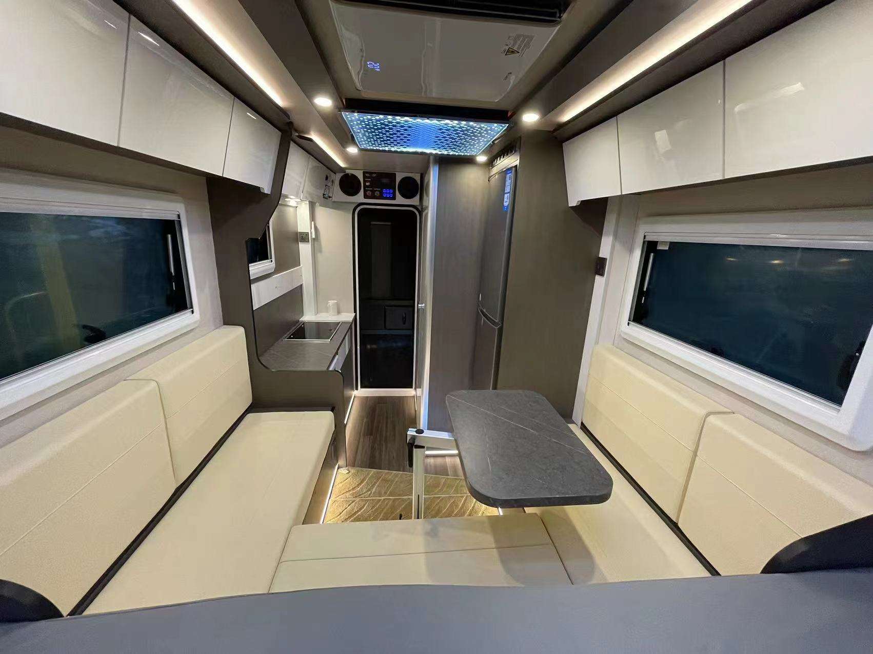 Moderner Wohnmobil-Camper zum Aufsetzen in Pick-up 4x4 Offroad Truck Camper