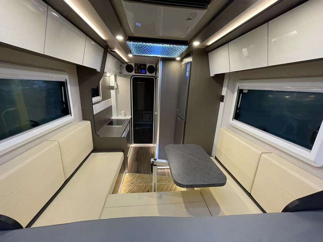 Moderner Wohnmobil-Camper zum Aufsetzen in Pick-up 4x4 Offroad Truck Camper