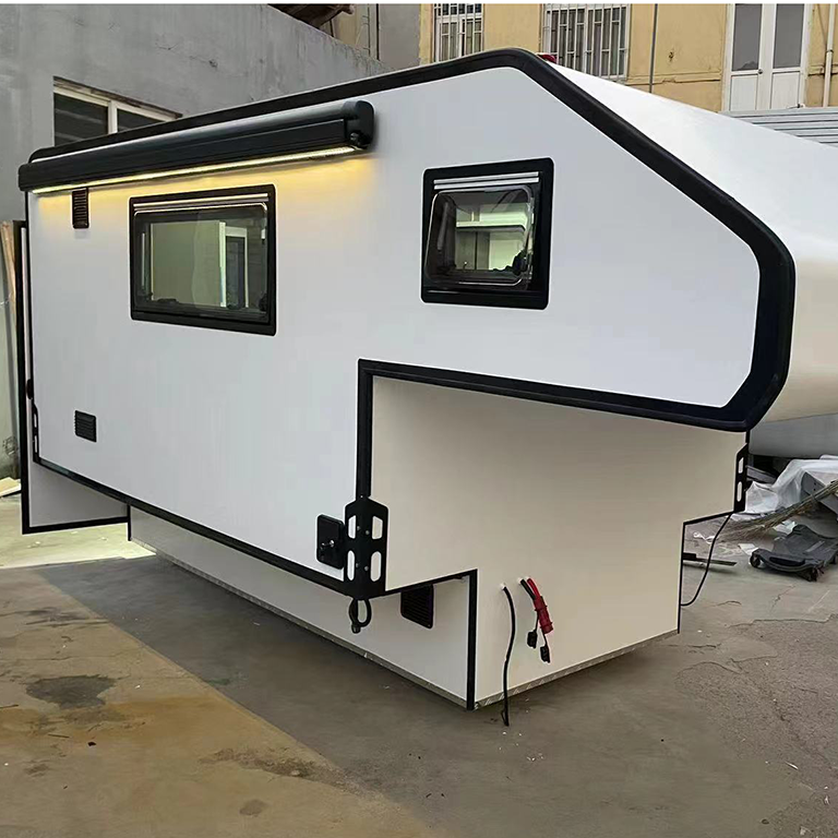 Moderner Wohnmobil-Camper zum Aufsetzen in Pick-up 4x4 Offroad Truck Camper