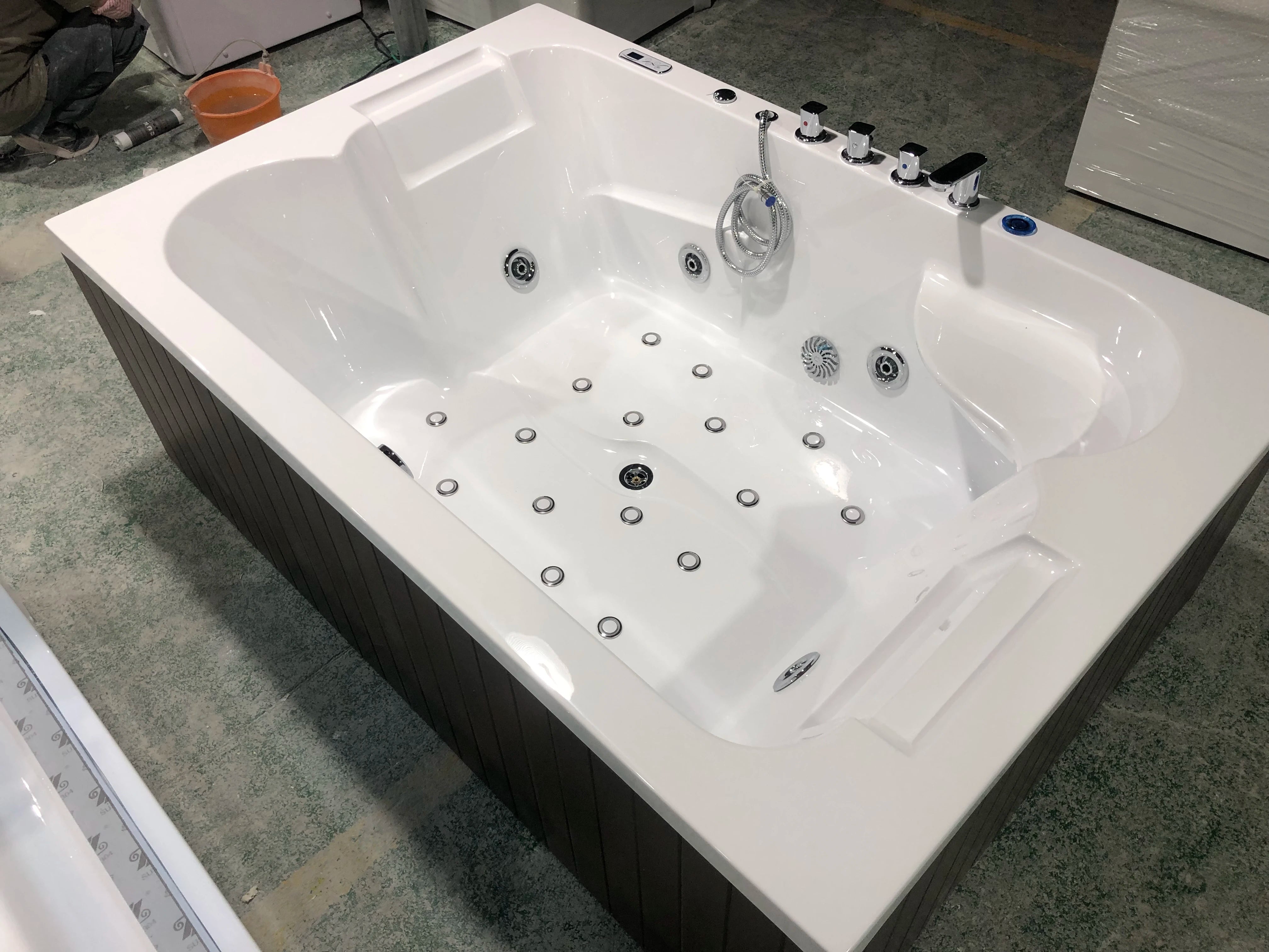 New Premium Design Outdoor 2-Person Jacuzzis Massage Bathtub 