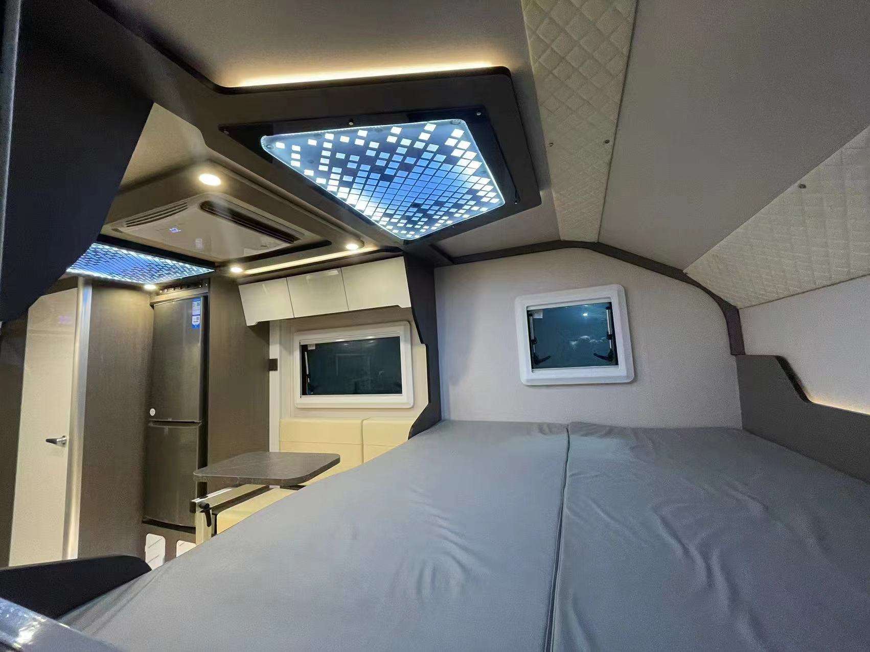 Moderner Wohnmobil-Camper zum Aufsetzen in Pick-up 4x4 Offroad Truck Camper