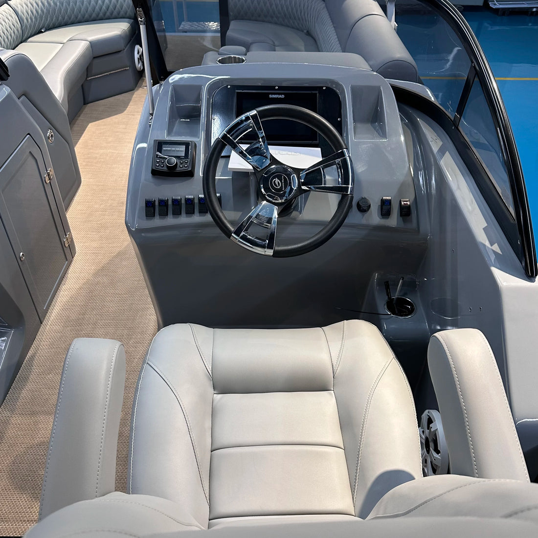 New 27Ft Sports Fiberglass Pontoon Boat Spacious Design and Powerful Engine