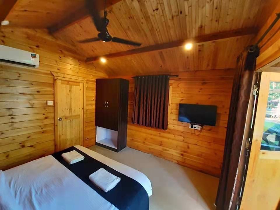 Prefab Wooden Cabin - Luxury Home Resort Log Chalet with Bedroom & Bathroom
