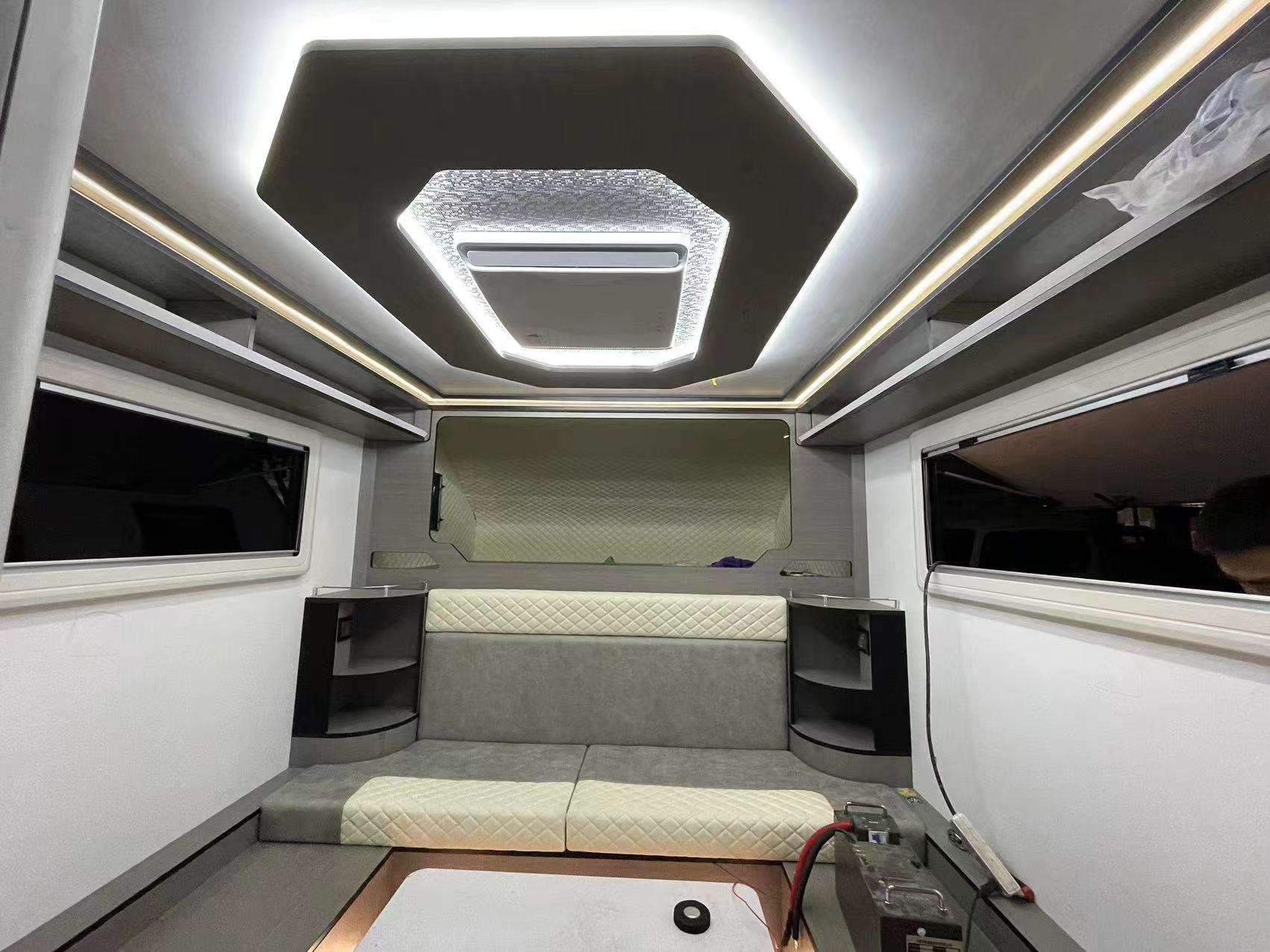 Moderner Wohnmobil-Camper zum Aufsetzen in Pick-up 4x4 Offroad Truck Camper