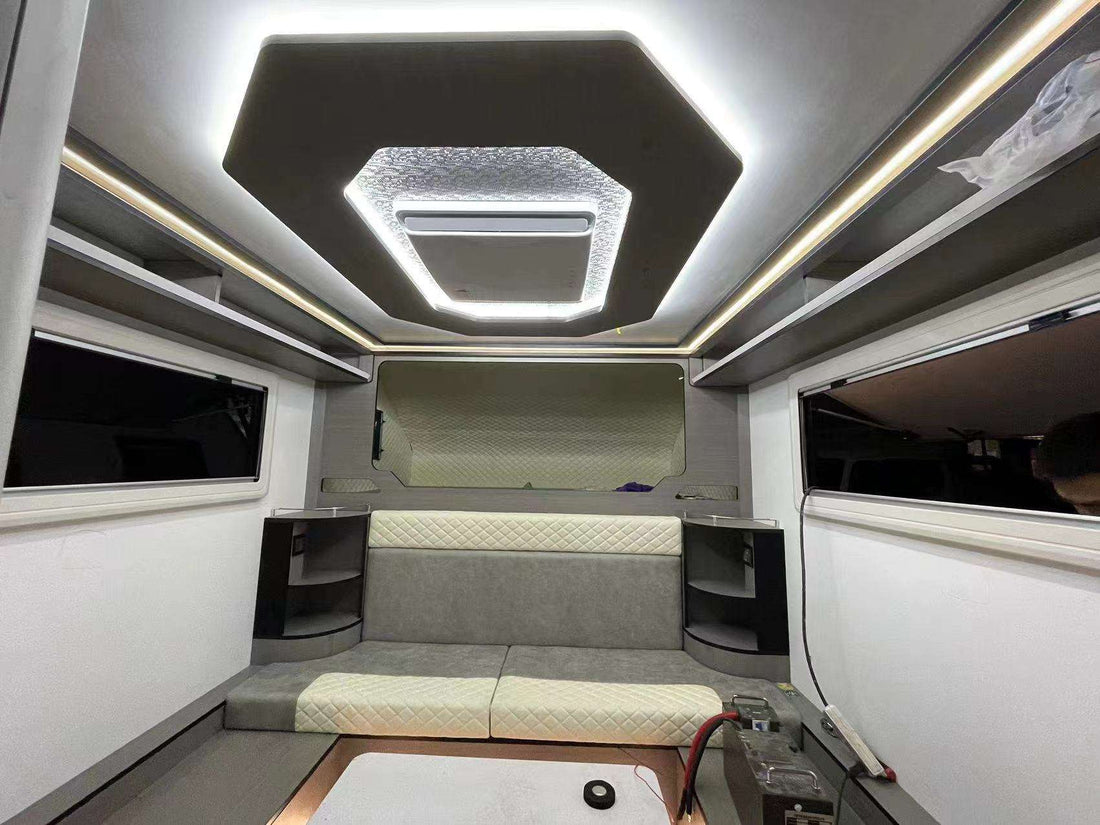 Moderner Wohnmobil-Camper zum Aufsetzen in Pick-up 4x4 Offroad Truck Camper