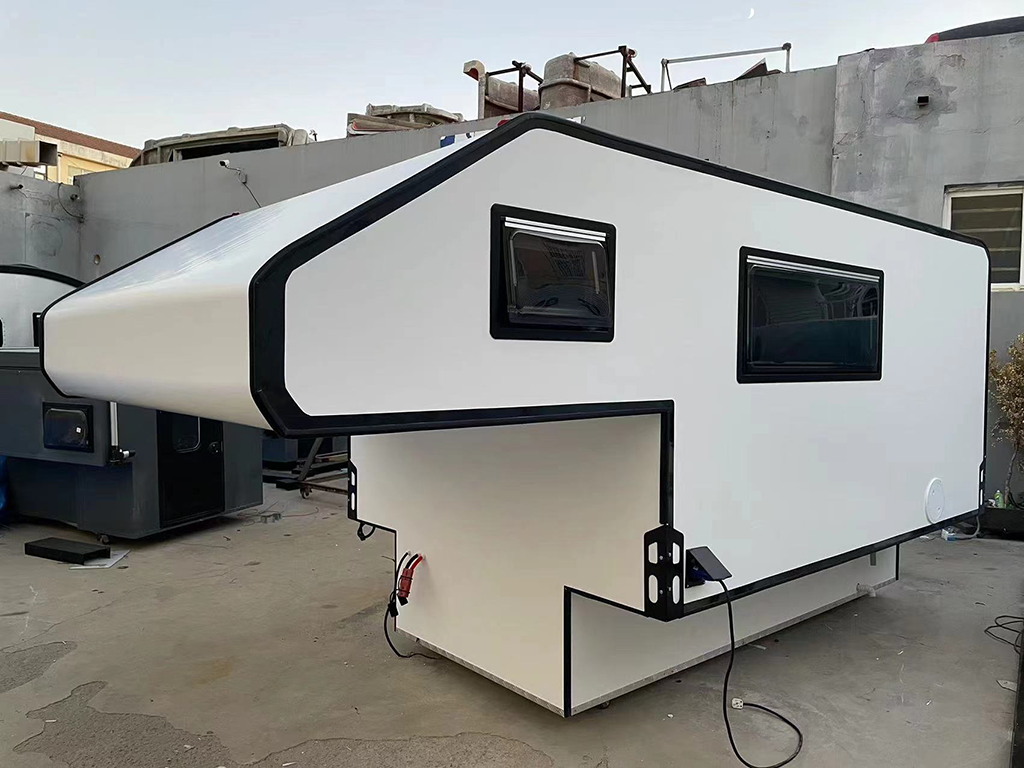 Moderner Wohnmobil-Camper zum Aufsetzen in Pick-up 4x4 Offroad Truck Camper