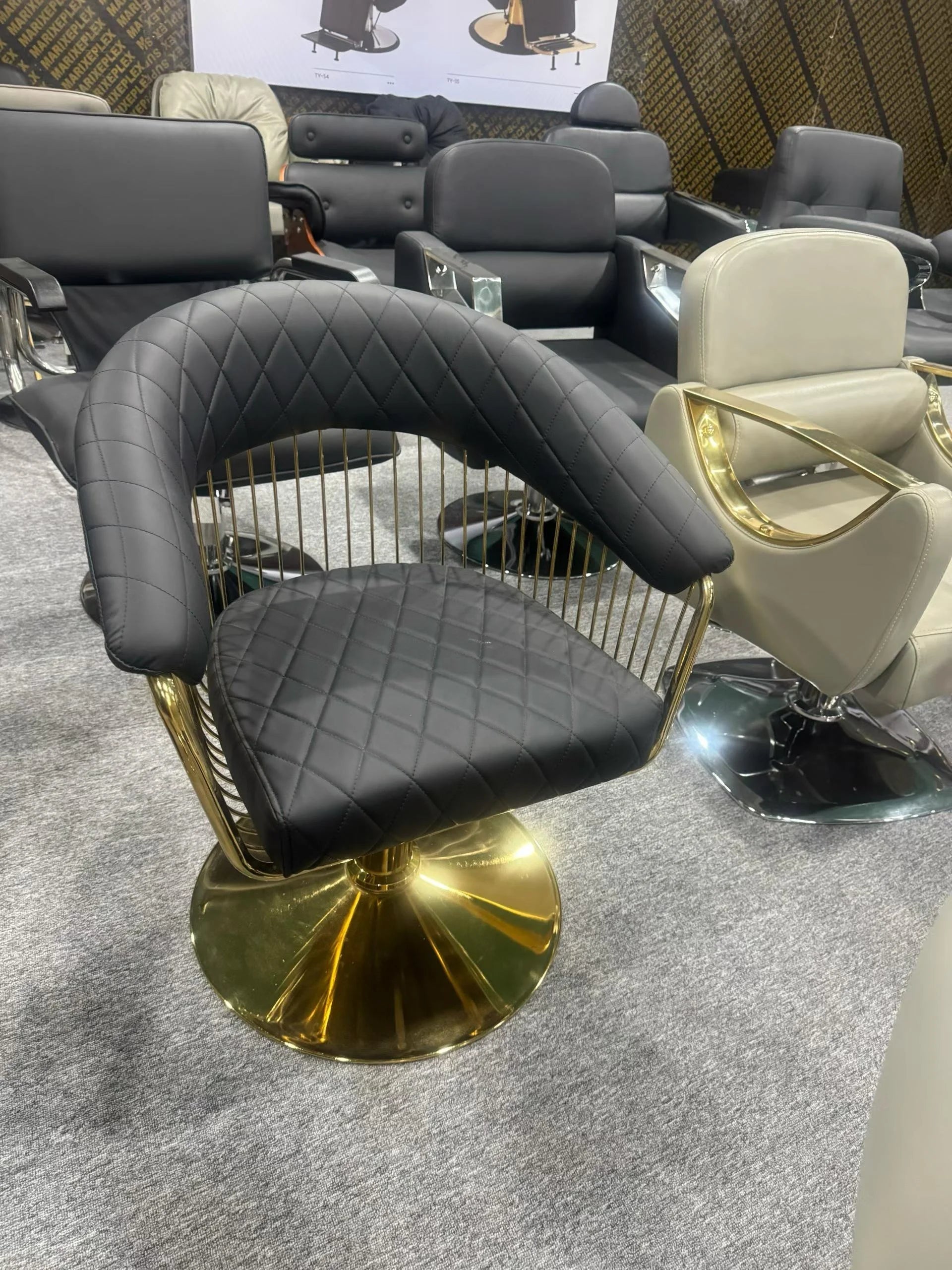 Modern Luxury Barber Chair with Adjustable Hydraulic Lift for Professional Salons