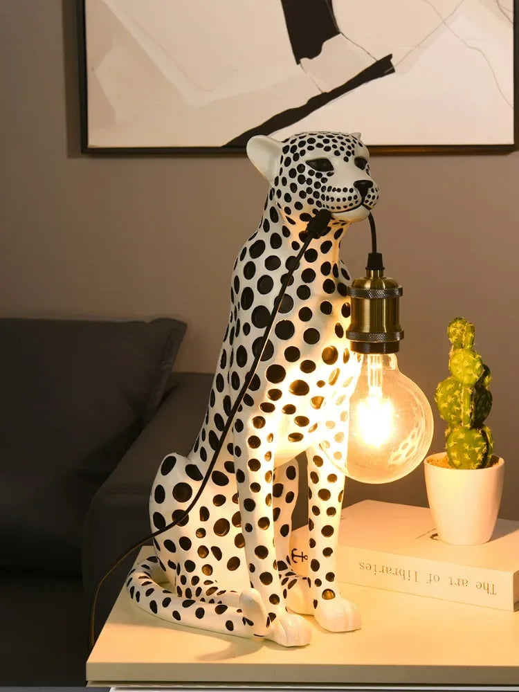Modern Creativity Cheetah Sculpture – Luxury Animal Figurine Home Decor