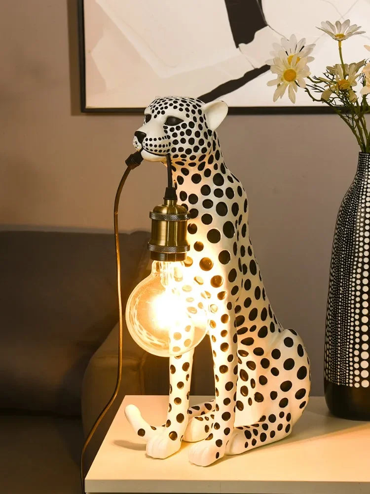 Modern Creativity Cheetah Sculpture – Luxury Animal Figurine Home Decor