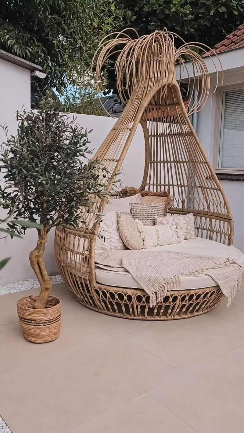 Luxury Waterproof Rattan Outdoor Daybed with Cushions for Hotels and Villas
