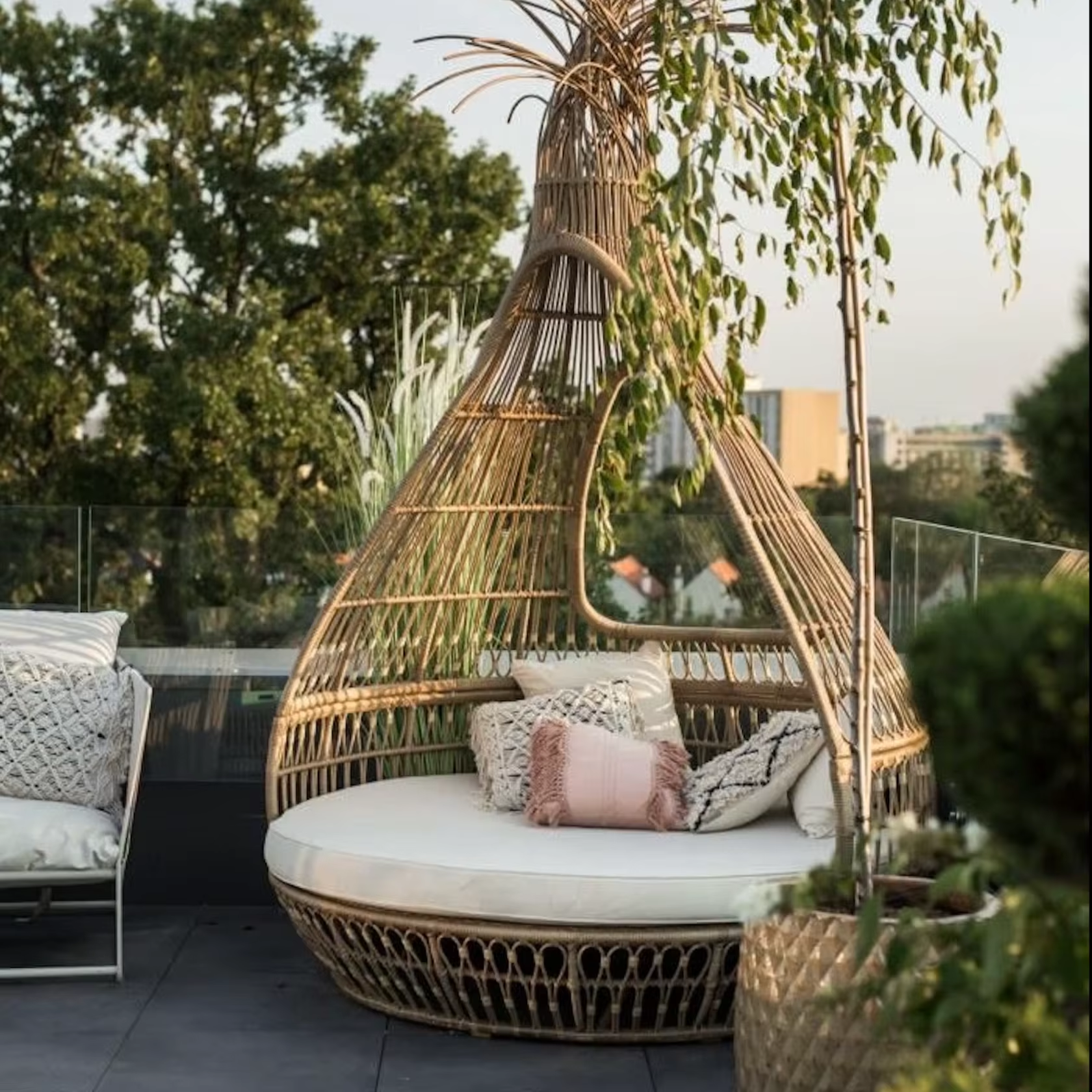 Luxury Waterproof Rattan Outdoor Daybed with Cushions for Hotels and Villas