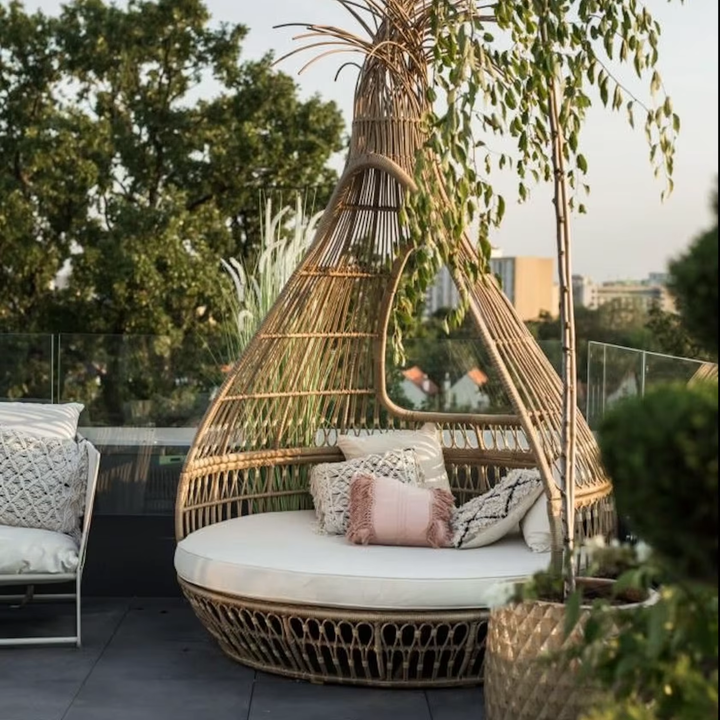 Luxury Waterproof Rattan Outdoor Daybed with Cushions for Hotels and Villas