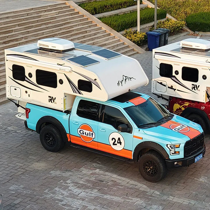 Moderner Wohnmobil-Camper zum Aufsetzen in Pick-up 4x4 Offroad Truck Camper